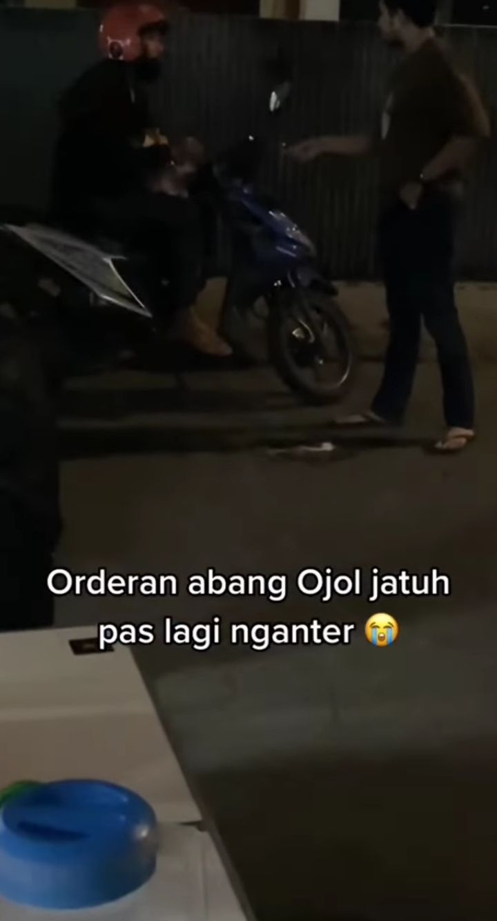 Mulia! Pasangan Ini Bantu Ojol yang Tumpahkan Pesanan Makanan