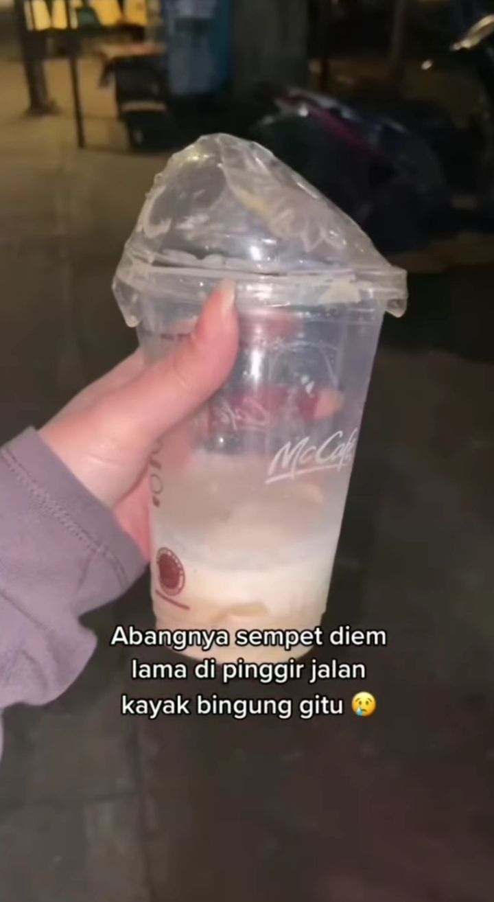 Mulia! Pasangan Ini Bantu Ojol yang Tumpahkan Pesanan Makanan