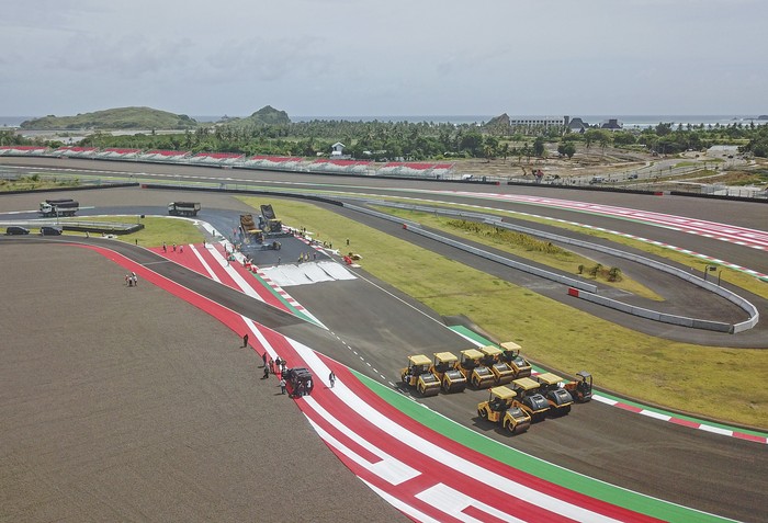Jelang perhelatan MotoGP 2022, Sirkuit Mandalika terus berbenah dari berbagai aspek. Salah satunya dengan melakukan pengaspalan ulang lintasan.