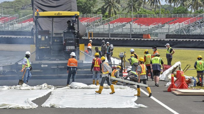 Jelang perhelatan MotoGP 2022, Sirkuit Mandalika terus berbenah dari berbagai aspek. Salah satunya dengan melakukan pengaspalan ulang lintasan.