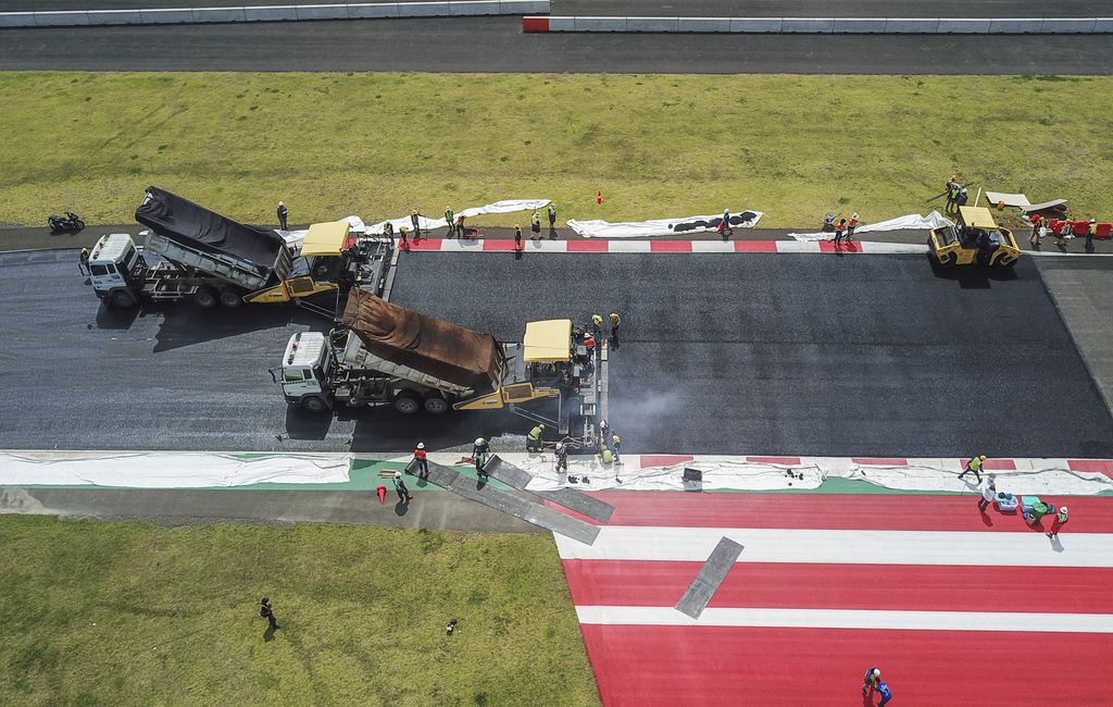Jelang perhelatan MotoGP 2022, Sirkuit Mandalika terus berbenah dari berbagai aspek. Salah satunya dengan melakukan pengaspalan ulang lintasan.