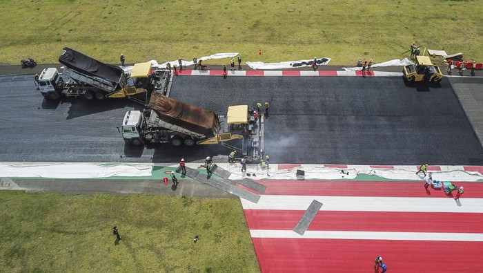 Jelang perhelatan MotoGP 2022, Sirkuit Mandalika terus berbenah dari berbagai aspek. Salah satunya dengan melakukan pengaspalan ulang lintasan.