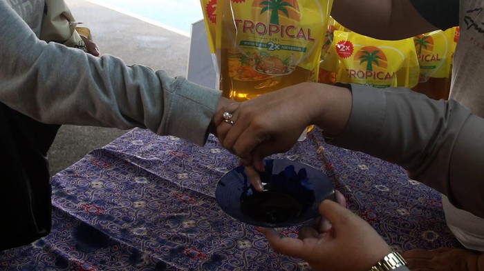 Beli Minyak Goreng Wajib Celup Jari ke Tinta Ada yang berbeda dari operasi pasar minyak goreng di Polsek Kebayoran Lama. Kini, para pembeli wajib membubuhkan tinta di jari tangan bak pemilihan umum.
