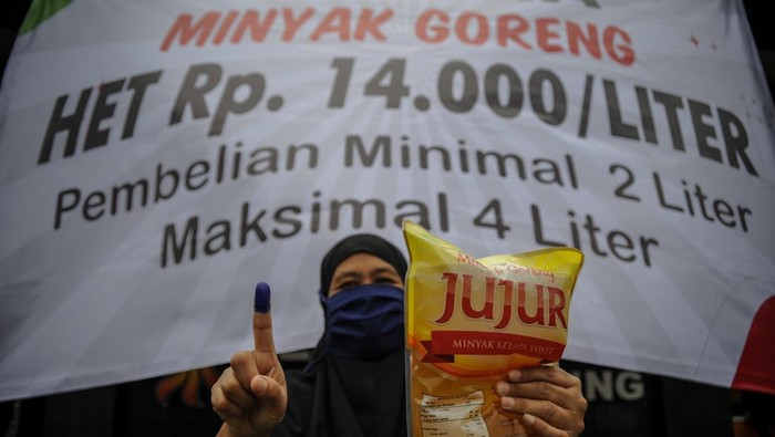 Ada yang berbeda dari operasi pasar minyak goreng di Polsek Kebayoran Lama. Kini, para pembeli wajib membubuhkan tinta di jari tangan bak pemilihan umum.