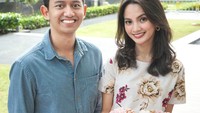 Momen ini diambil ketika Belva memberikan kejutan ulang tahun untuk pujaan hatinya. Sebuah cake berbentuk hati dengan hiasan bunga berwarna pink jadi hadiah spesial untuk Sabrina.  Foto: Instagram @belvadevara