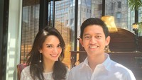 Pemilik nama lengkap Adamas Belva Syah Devara ini pernah asyik menikmati cake cokelat bersama sang istri. Keduanya terlihat sangat bahagia dan memamerkan senyum manis.  Foto: Instagram @belvadevara