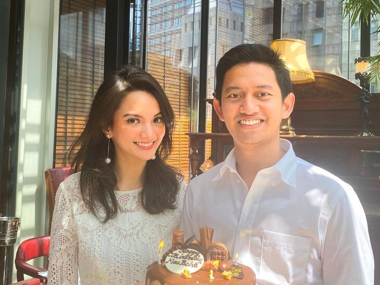 Kompaknya Belva Devara Makan Cake Cokelat Bareng Sang Istri