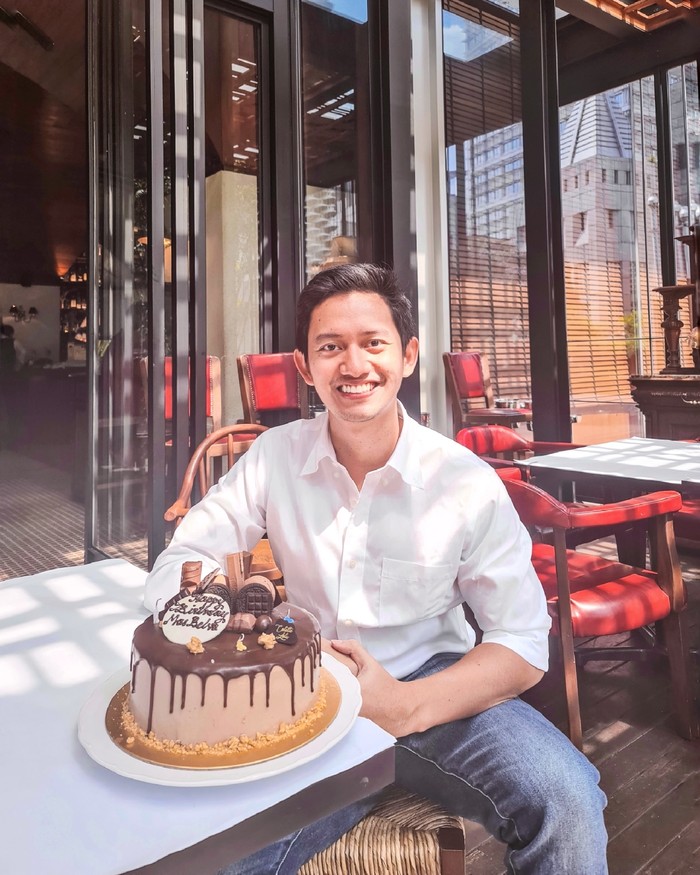 Belva Devara Makan Cake Cokelat Bareng Sang Istri