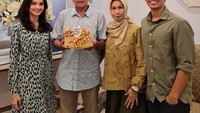 Sebelum menikah pun Sabrina sudah dekat dengan keluarga Belva. Mereka terlihat akrab saat merayakan ulang tahun ayah Belva.  Foto: Instagram @belvadevara