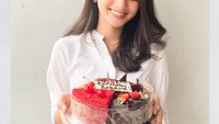 Sebagai penggemar cake, Belva dan Sabrina punya banyak momen saat menikmati kue manis. Kali ini Sabrina memegang sebuah cake cokelat dan red velvet.  Foto: Instagram @belvadevara