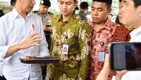 Mengikuti kunjungan kerja Presiden Jokowi ke Banten untuk melihat para pengusaha UKM. Belva dan Jokowi tampak sedang serius membahas soal makanan nih. Foto: Instagram @belvadevara