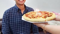 Belva dikenal dekat dengan tim kerjanya. Momen ini diambil ketika Belva ulang tahun dan mendapat sebuah pizza sebagai ucapan. Foto: Instagram @belvadevara