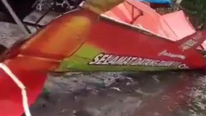 Hujan disertai angin kencang terjadi di wilayah Kota Tangerang, Banten. Sejumlah pohon dan billboard di pinggir jalan tumbang.