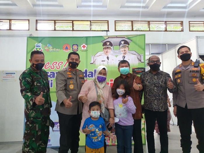 Bupati Garut Rudy Gunawan bersama Wakil Kepala Kepolisian Daerah (Wakapolda) Jawa Barat Brigjen Pol Bariza Sulfi meninjau Gebyar Vaksinasi di Gedung Pendopo, Kecamatan Garut Kota, Kabupaten Garut.