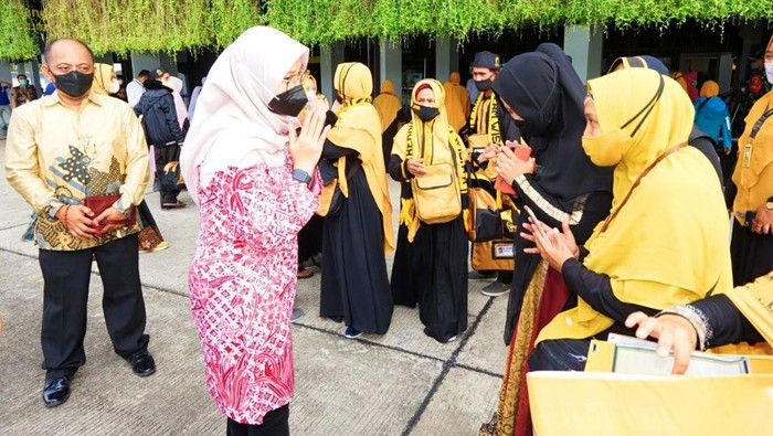 bupati ipuk lepas jemaah umrah