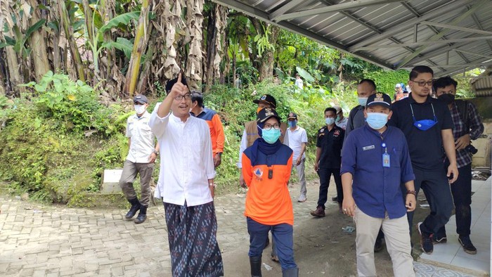 Bupati Lebak, Iti Octavia Jayabaya meyambagi warga terdampak pergerakan tanah di Kampung Cihuni, Desa Curugpanjang, Kecamatan Cikulur, Lebak.