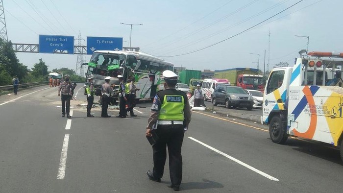 bus tabrak truk di tol dupak-waru
