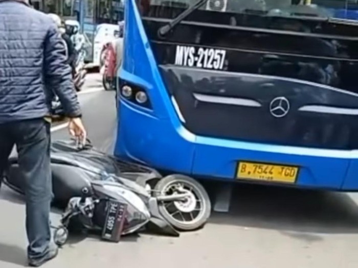 Bus TransJarta tabrak pemotor di depan PGC Jaktim