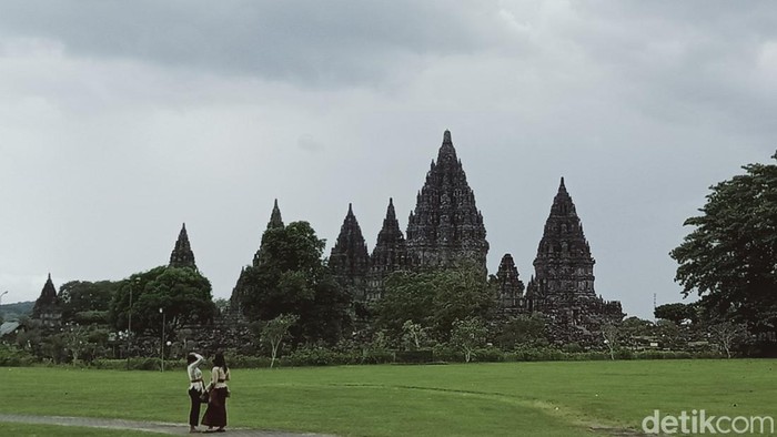 Candi Prambanan diambil gambarnya dari wilayah Klaten.