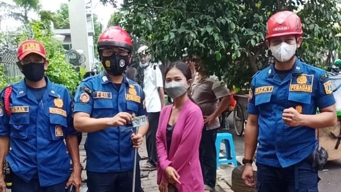 Damkar Jaksel evakuasi KTP milik warga.