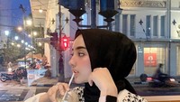 Sosok Dinan yang cantik kerap menyita perhatian netizen di Instagram. Selebgram ini sering mengunggah fotonya saat berada di coffee shop. Foto: Instagram @dinanfajrina
