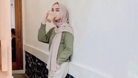 Salah satunya momen santai Dinan saat menyeruput es kopi susu. Ia selalu tampak memesan kopi setiap mengunjungi kafe. Foto: Instagram @dinanfajrina