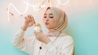 Tak hanya kopi, tapi Dinan juga menyukai es krim. Begini momen serunya saat menikmati satu cup es krim di salah satu gerai. Foto: Instagram @dinanfajrina