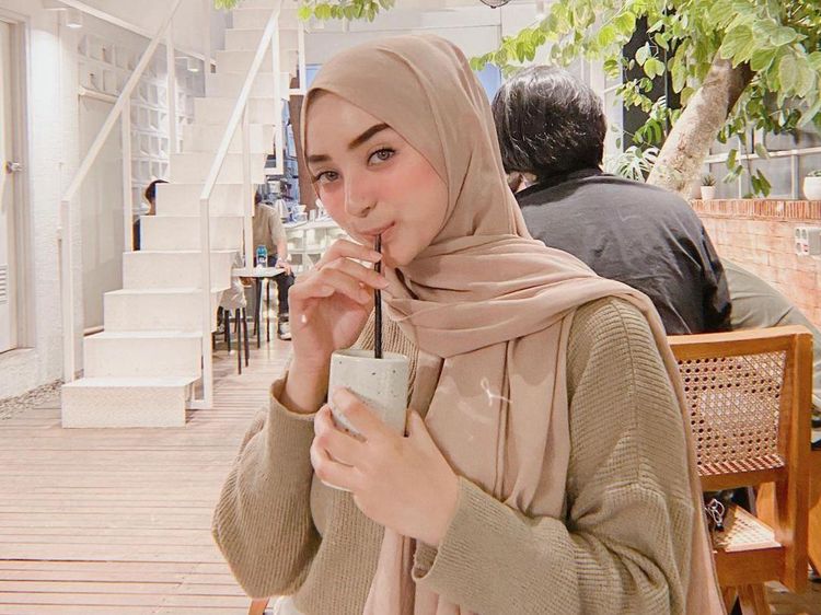 Dinan Fajrina, Istri Doni Salmanan yang Hobi Ngopi Cantik