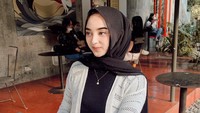 Di sebuah kafe, Dinan Fajrina tampak membeli segelas es kopi susu dengan macaroni panggang yang gurih creamy. Foto: Instagram @dinanfajrina
