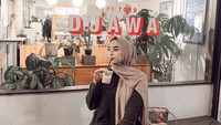 Dinan Fajrina pernah mengunjungi Kopi Toko Djawa. Lagi-lagi ia memesan es kopi susu yang merupakan menu andalan di sana. Foto: Instagram @dinanfajrina