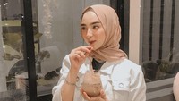 Ternyata selain menu es kopi susu, saat ke kafe Dinan Fajrina juga pernah memesan es cokelat. Ia mengabadikan momennya dengan pose yang manis. Foto: Instagram @dinanfajrina