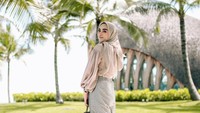 Dinan Fajrina, selebgram cantik yang merupakan istri dari Doni Salmanan. Kini suaminya ini sedang terseret dalam kasus penipuan Binomo. Foto: Instagram @dinanfajrina