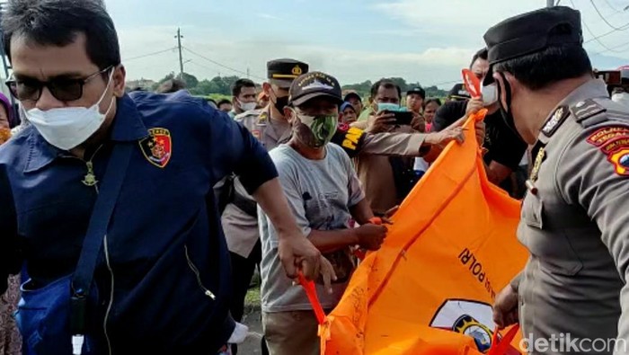 Evakuasi mayat wanita misterius di persawahan Tegal, Sabtu (5/3/2022).