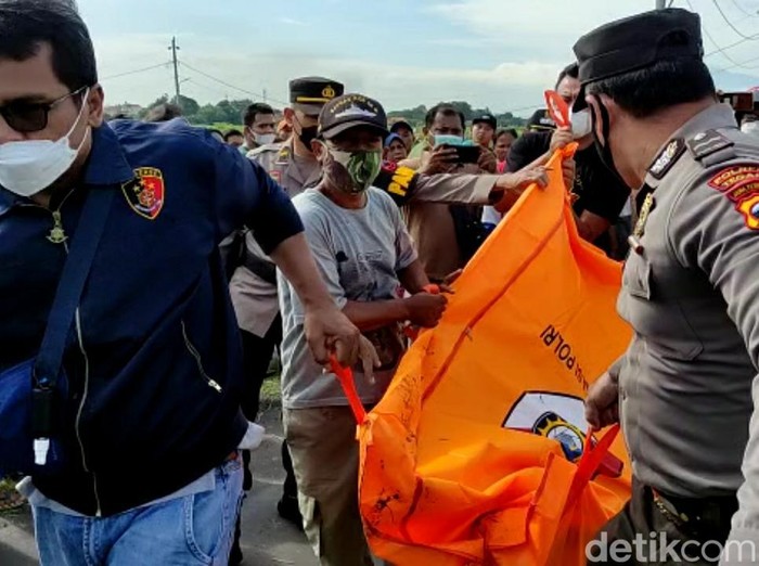 Evakuasi mayat wanita misterius di persawahan Tegal, Sabtu (5/3/2022).