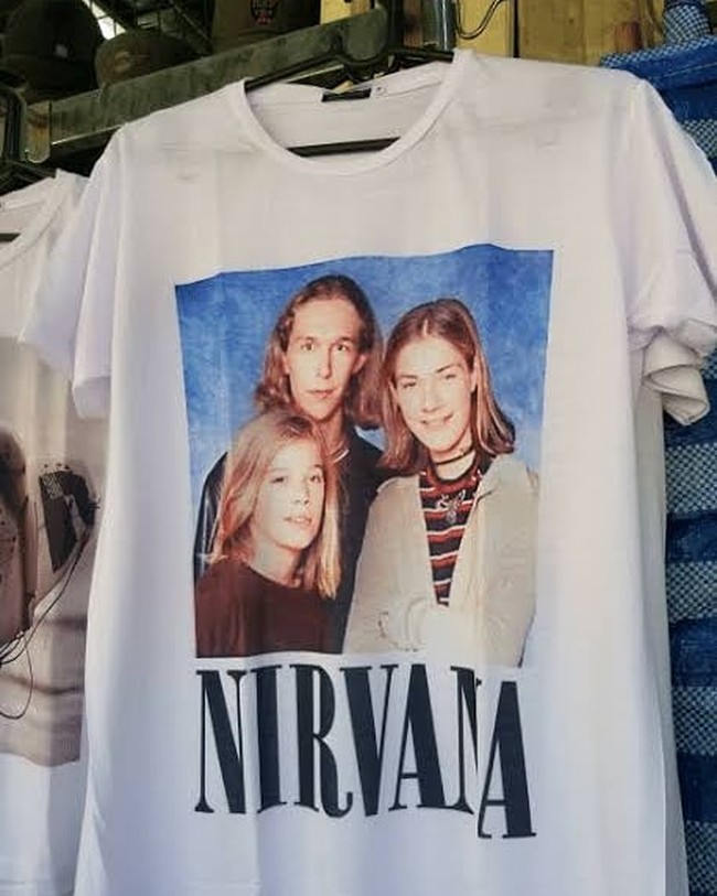 Ketika gambar dan grup band tidak sesuai. Mungkin biar anti mainstream kali ya, makanya gambar dan tulisannya sengaja dibuat nggak sesuai. Bagaimana menurutmu? Foto: Instagram