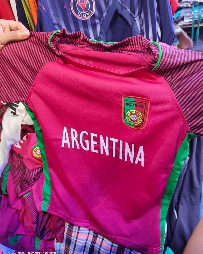 Baju kolaborasi antara Argentina dan Portugal. Kamu pernah nemuin baju yang desainnya kayak gini nggak? Dijamin, anti mainstream. Foto: Instagram
