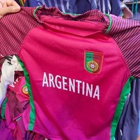 Baju kolaborasi antara Argentina dan Portugal. Kamu pernah nemuin baju yang desainnya kayak gini nggak? Dijamin, anti mainstream. Foto: Instagram