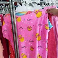 Positif thinking aja, mungkin yang bikin lagi kurang fokuus makanya jadi typo. Harusnya kan huruf D bukan F. Bikin mikir 2 kali buat beli deh. Foto: Instagram