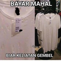 Memang sih baju bolong-bolong sempat populer dan banyak digunakan oleh para remaja. Tapi kalau kamu pakai kaos putih bolong-bolong yang satu ini, sekalipun harganya mahal, bukannya akan terlihat keren, bisa-bisa kamu justru akan terlihat seperti gembel. Foto: Instagram
