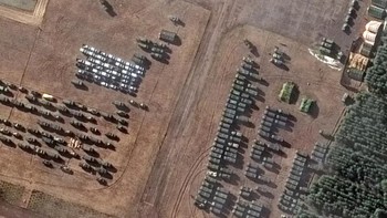 Gambar ini diambil pada 22 Februari 2022 oleh satelit WorldView 3 Maxar, menunjukkan closeup kendaraan yang dirakit di Lapangan Terbang VD Bolshoy Bokov. Foto: Maxar Technologies