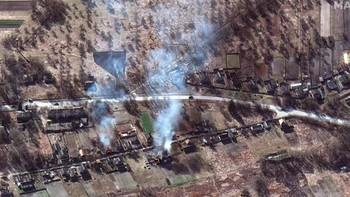 Konvoi militer Rusia sepanjang 40 mil terlihat dari luar angkasa mendekati ibu kota Ukraina yang terkepung, Kyiv, pada 28 Februari 2022. Foto: Maxar Technologies