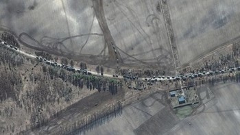 Gambar dari satelit WorldView 3 Maxar menunjukkan ujung selatan konvoi militer besar di tepi Bandara Antonov pada 28 Februari 2022. Foto: Maxar Technologies