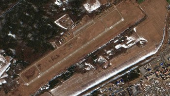 Pangkalan Udara Luninets di Belarus seperti yang terlihat pada 14 Februari 2022. “Pesawat serang darat Su-25 (total 32), helikopter, unit pertahanan udara S-400, peralatan angkatan darat dan unit UAV/drone terlihat di lapangan terbang Luninets (lokasi: 52.276, 26.780), sekitar 50 kilometer di utara perbatasan dengan Ukraina, kata pejabat Maxar dalam sebuah pernyataan. Foto: Maxar Technologies
