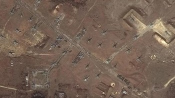 Helikopter digambarkan oleh Danau Donuzlav Krimea pada 18 Februari 2022, dalam gambar ini dari satelit WorldView 2 Maxar. Pengerahan besar helikopter (lebih dari 60 helikopter) tetap dikerahkan di Danau Donuzlav, kata pejabat Maxar dalam sebuah pernyataan. Foto: Maxar Technologies