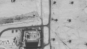 Citra satelit WorldView 3 ini, diambil pada 15 Februari 2022, menunjukkan unit helikopter baru yang terdiri dari lebih dari 20 helikopter dikerahkan di dekat Valuyki, Rusia, sekitar 27 kilometer timur perbatasan dengan Ukraina. Foto: Maxar Technologies