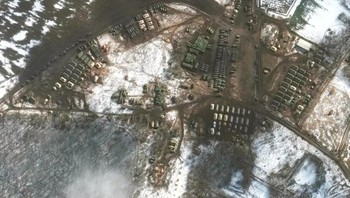 Gambar ini diambil pada 21 Februari 2022, oleh satelit Maxar WorldView 3, menunjukkan penyebaran baru dukungan logistik dan pasukan di Krasnyi Oktyabr di Rusia, barat daya Belgorod. Foto: Maxar Technologies