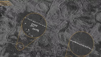 Pada gambar radar yang diambil oleh perusahaan pengamatan Bumi Capella Space, pasukan Rusia terlihat berkumpul di dekat pembangkit listrik tenaga nuklir Chernobyl yang runtuh di dekat perbatasan Ukraina, tak lama setelah invasi pada 24 Februari. Foto: Capela Space