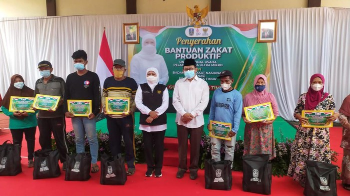 Gubernur Khofifah Serahkan Zakat Produktif