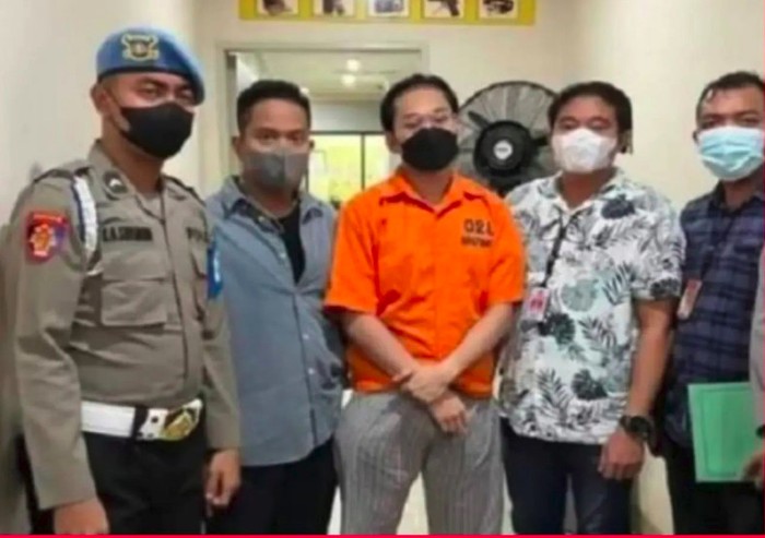 Indra Kenz berbaju tahanan.