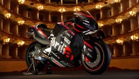 Musim ini tim Aprilia mengusung livery motor dengan nuansa serba hitam dengan perpaduan corak oranye. Aleix Espargaro dan Maverick Vinales akan menunggangi motor tersebut. (foto: Aprilia).